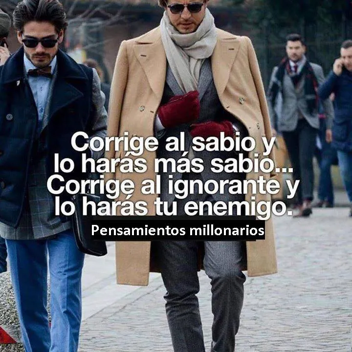 La primera oración es corrige al sabio y lo harás más sabio.