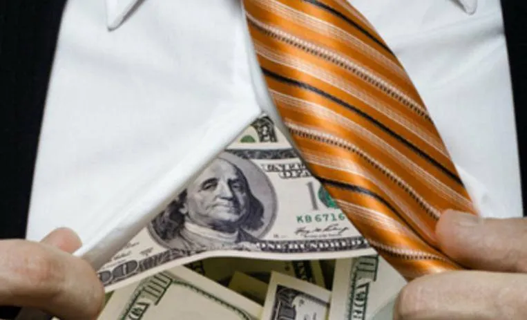 El hombre tiene dinero escondido en la camisa.
