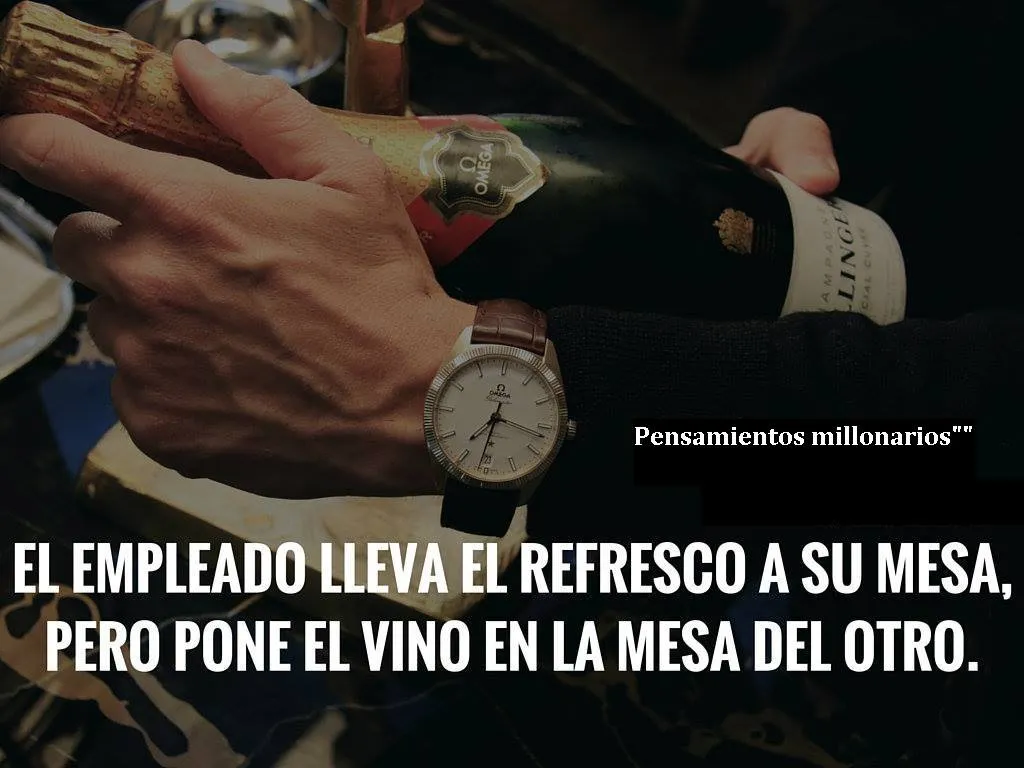 El empleado lleva el refresco a su mesa.