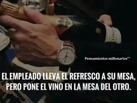 el_empleado_lleva_el_refresco_a_su_mesa_pero_pone_el_vino_en_la_mesa_del_otro