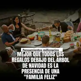 mejor_que_todos_los_regalos_debajo_del_arbol_de_navidad_es_la_presencia_de_una_familia_feliz
