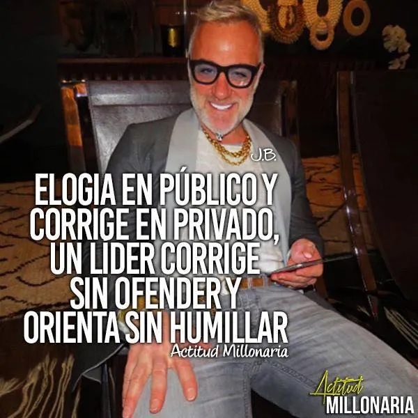 Elogia en público y corrige en privado.