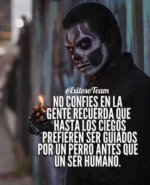 La primera oración dice no confíes en la gente.