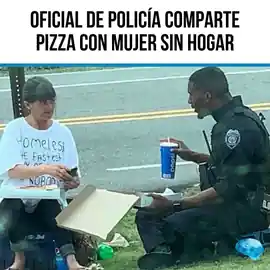 oficial_de_policia_comparte_pizza_con_mujer_sin_hogar