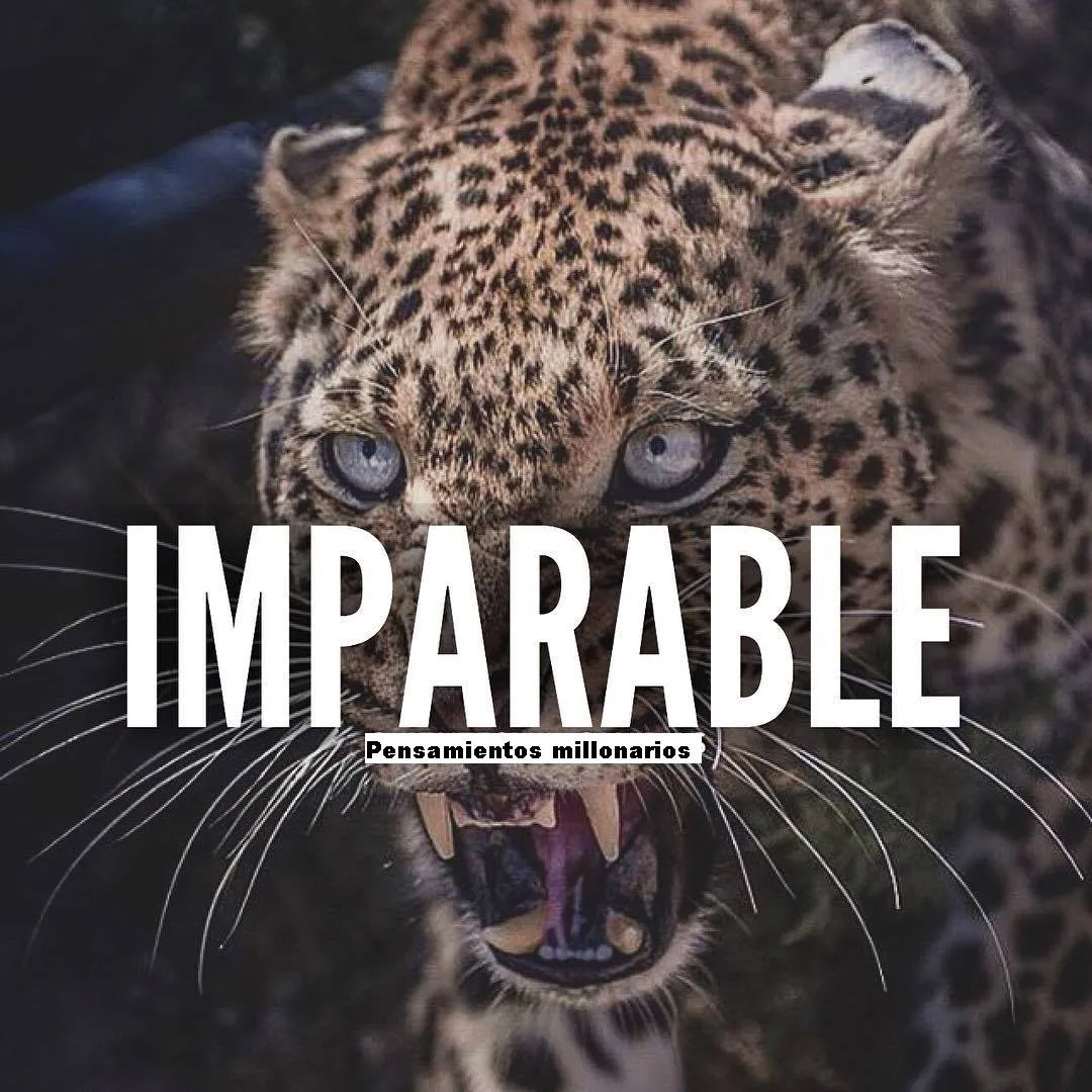 La imagen muestra un leopardo en actitud desafiante, con la boca abierta y los ojos azules muy abiertos. El pelaje del leopardo es de color dorado con manchas negras. El fondo de la imagen es negro, lo que hace que el leopardo resalte. La imagen es muy impactante y transmite una sensación de fuerza y poder.