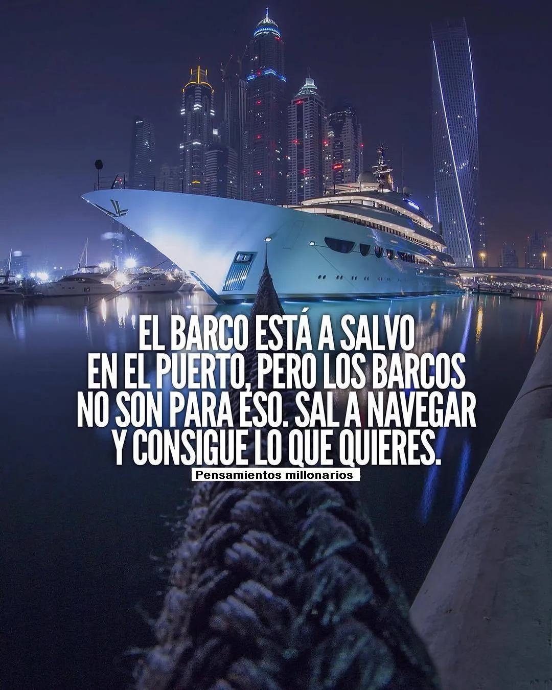 El barco está a salvo en el puerto.