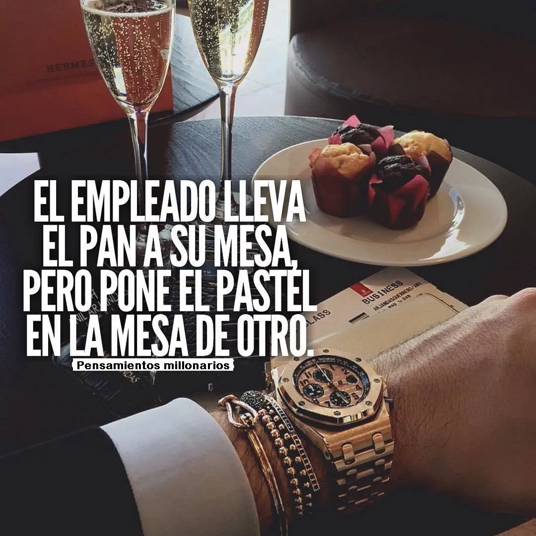 El empleado lleva el pan a su mesa.