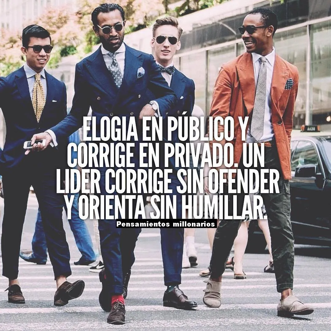 Elogia en público y corrige en privado.