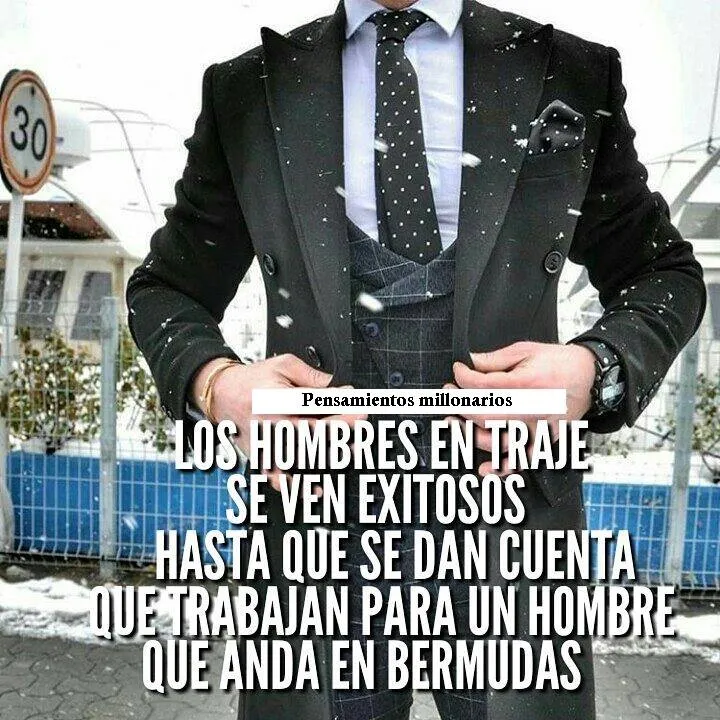 Los hombres en traje se ven exitosos.