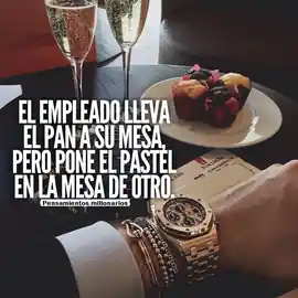 el_empleado_lleva_el_pan_a_su_mesa_pero_pone_el_pastel_en_la_mesa_de_otro