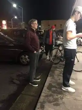 la_frase_es_bill_gates_esperando_en_la_cola_para_comprar_una_hamburguesa