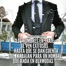 los_hombres_en_traje_se_ven_exitosos_hasta_que_se_dan_cuenta_que_trabajan_para_un_hombre_que_anda_en_bermudas