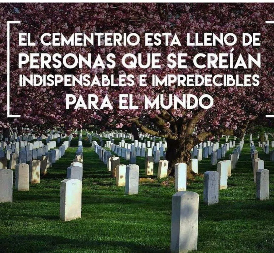 El cementerio está lleno de personas.