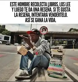 este_hombre_recolecta_libros_los_lee_y_luego_te_da_una_resena_si_te_gusta_la_resena_intentara_vendertelo_asi_se_gana_la_vida