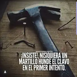 insiste_nisiquiera_un_martillo_hunde_el_clavo_en_el_primer_intento